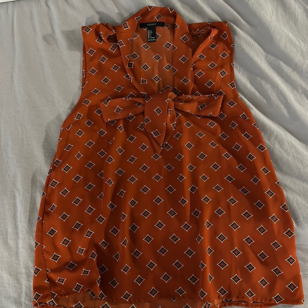 Sleeveless blouse with tie bow